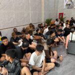 金边警方突袭公寓：捣毁电诈与毒品据点，逮捕55人-博彩白嫖网-白嫖社区-白嫖论坛